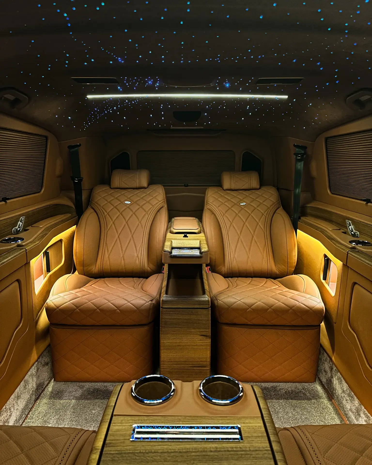 Handgefertigter Lounge-Innenraum eines Ola VIP Cars Chauffeur-Vans
