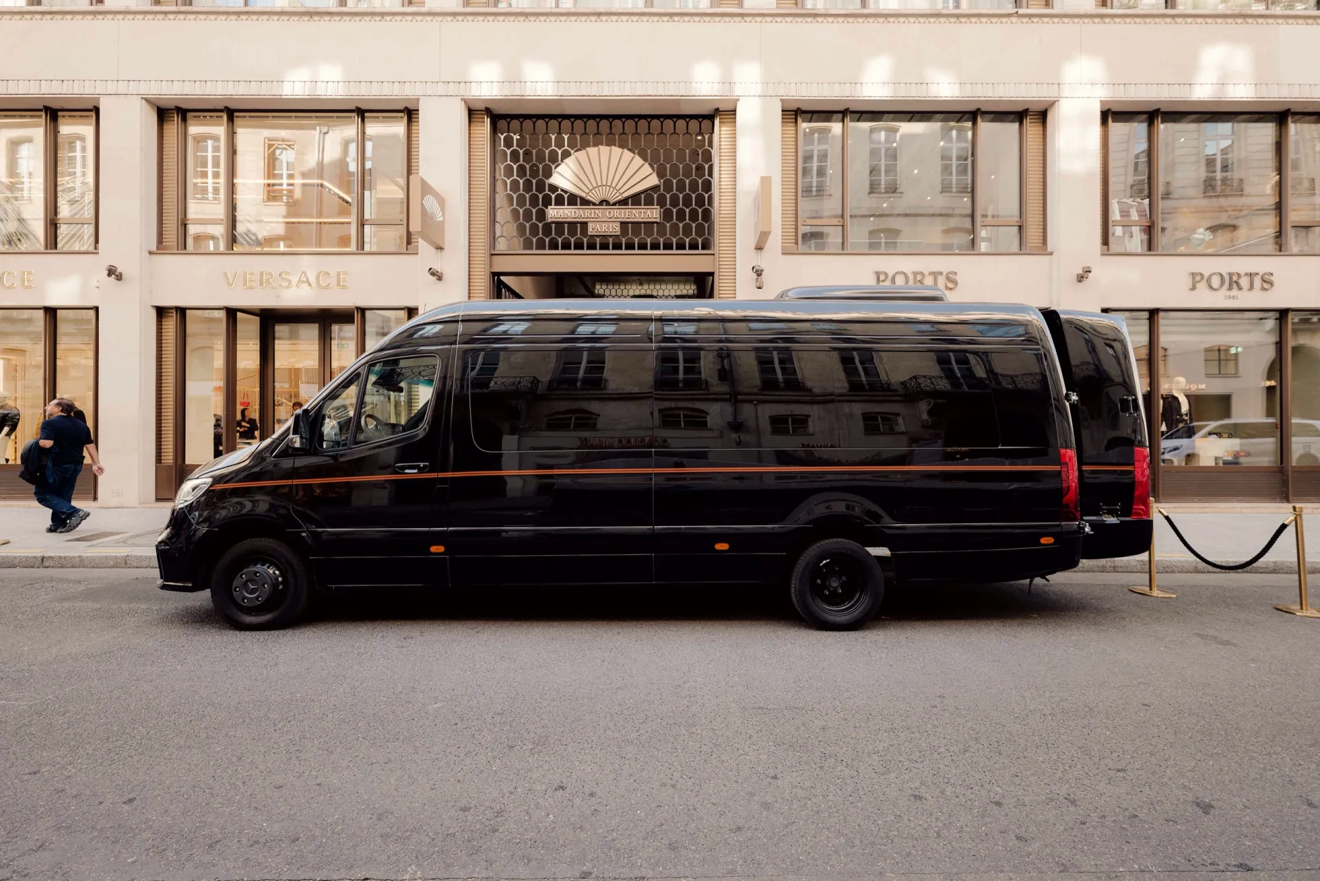 Mini Bus Salon — 2